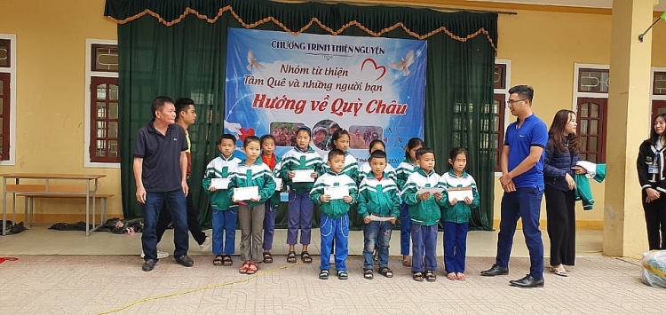 Gần 1000 suất quà đã đến tay học sinh và người dân nghèo xã Châu Hoàn (Quỳ Châu, Nghệ An)
