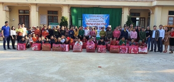 gan 1000 suat qua da den tay hoc sinh va nguoi dan ngheo xa chau hoan quy chau nghe an