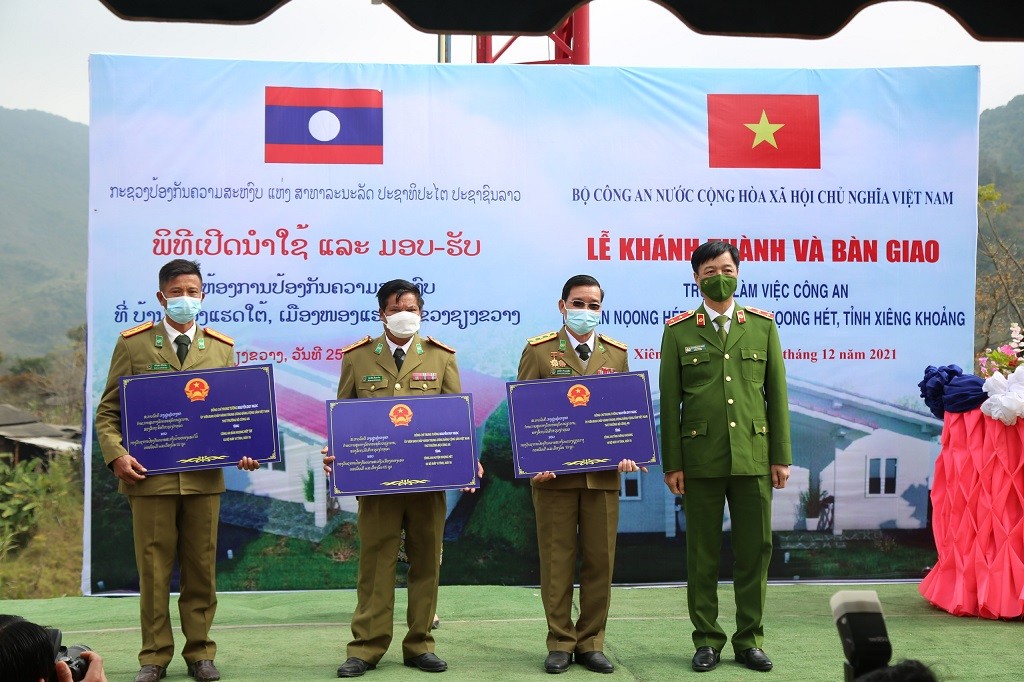 Khánh thành và bàn giao trụ sở đầu tiên tặng Công an bản biên giới của nước CHDCND Lào
