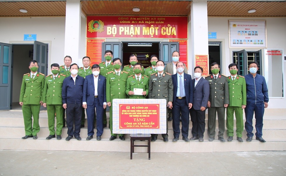 Khánh thành và bàn giao trụ sở đầu tiên tặng Công an bản biên giới của nước CHDCND Lào