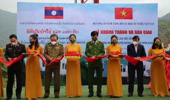 Khánh thành và bàn giao trụ sở đầu tiên tặng Công an bản biên giới của nước CHDCND Lào