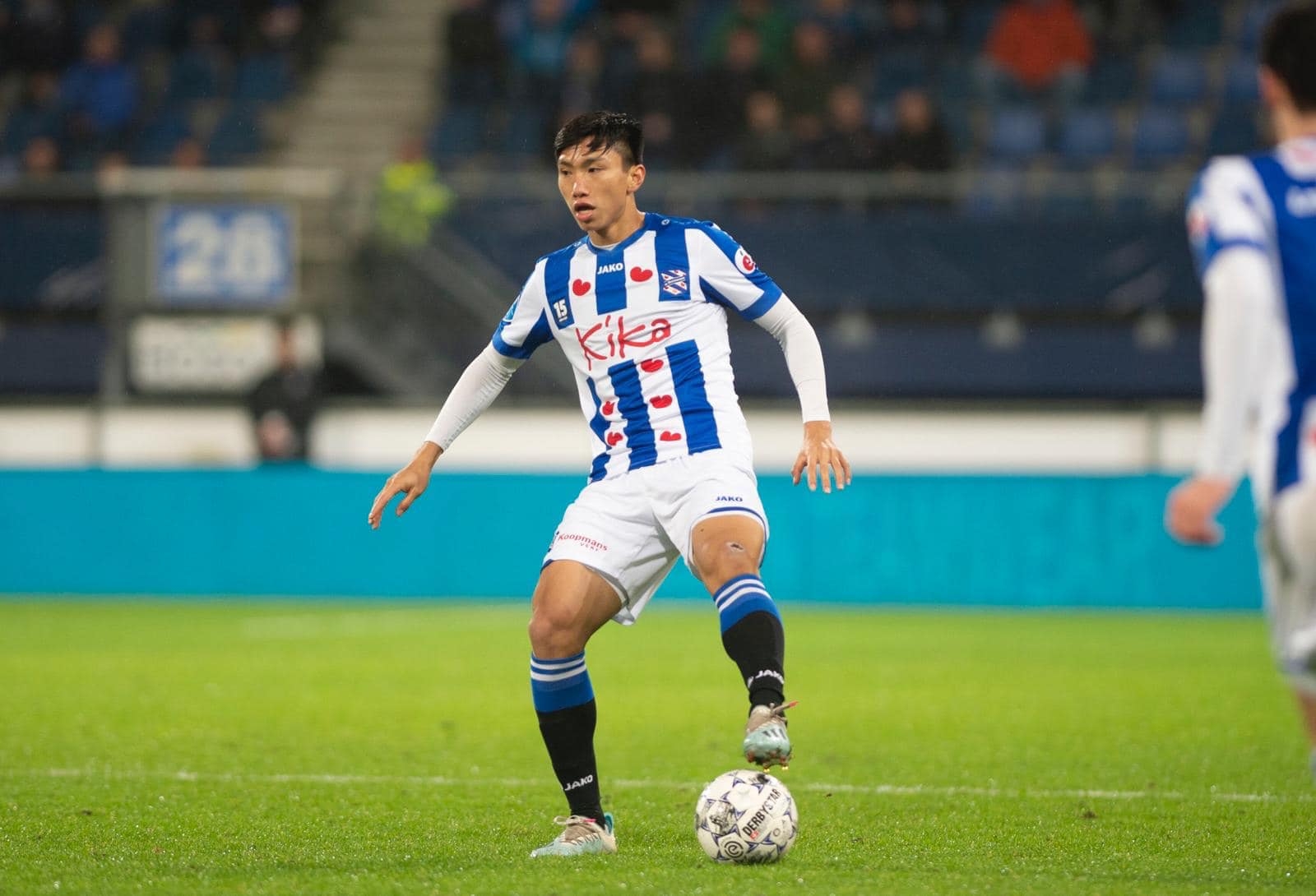 truoc nhung tin don song gio ve van hau hlv truong sc heerenveen noi dieu bat ngo