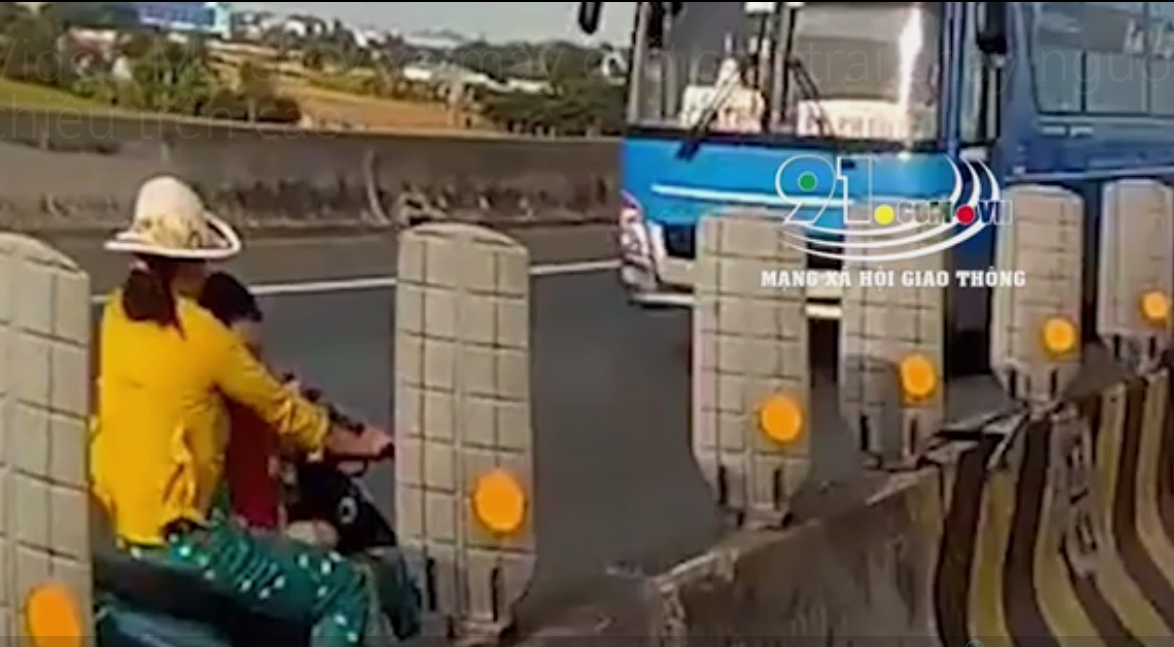 video hai hung me deo con nho dau tran phong nguoc chieu tren cao toc