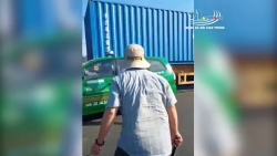 video tai xe taxi mai linh va nguoi lai container choang nhau bang gay 3 khuc sau va cham giao thong