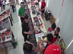 video nu nhan vien xinh dep linh tron cu tat troi giang cua nam khach hang