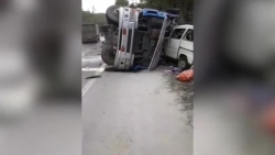 video khoanh khac xe dau keo di sai lan dam chet 2 nguoi di xe may