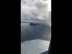 video can canh tau san bay khung cua hai quan hoa ky tha neo o vinh da nang