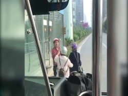 video co tinh lan lan bi o to chan dau tai xe xe buyt con ho bao chui boi