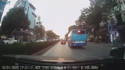 video co tinh lan lan bi o to chan dau tai xe xe buyt con ho bao chui boi