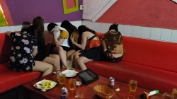 chu quan ca phe tra tan da man nu tiep vien vi khong chiu kich duc co the khoi to toi giet nguoi