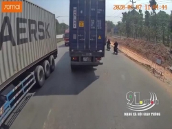 video xe dau keo vao cua au gay hoa cho container di nguoc chieu