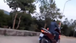 video xe dau keo vao cua au gay hoa cho container di nguoc chieu