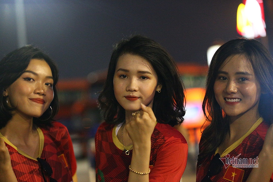 ngam nhieu cdv nu xinh dep va cuong nhiet toi co vu u23 viet nam