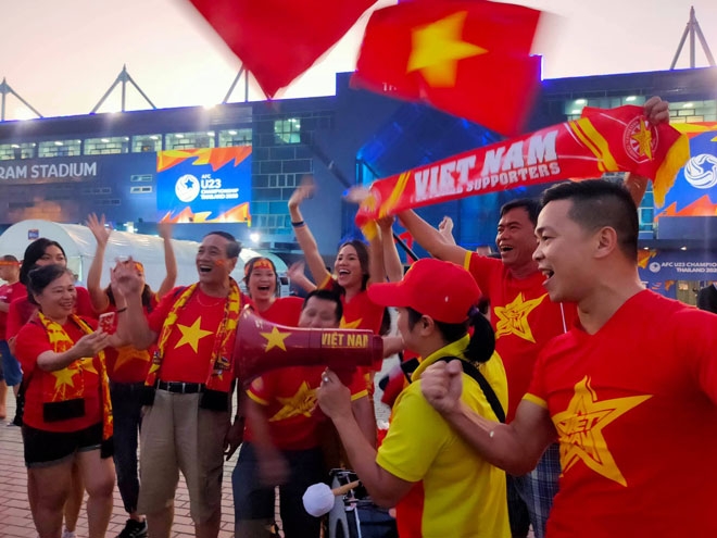 ngam nhieu cdv nu xinh dep va cuong nhiet toi co vu u23 viet nam