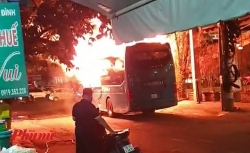 video hai hung canh xe khach hoa duoc song giua pho sai gon