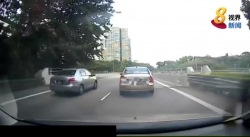 video nguoi phu nu nem tui xach ra duong khien 5 o to phia sau ngam trai dang