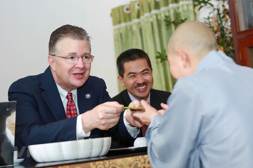 dai su my lan dau tha ca chep tien tao quan ve chau troi o ha noi
