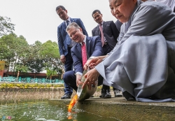 Đại sứ Mỹ lần đầu thả cá chép tiễn Táo Quân về chầu trời ở Hà Nội