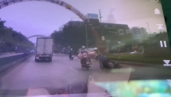 video tho tim canh me loang choang tay lai khien em be roi xuong duong suyt bi xe tai can len nguoi