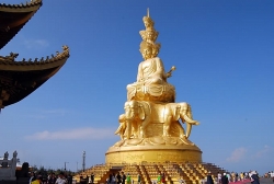 video ngam tuong phat nang 600 tan dat 20kg vang tren dinh nui nga mi cao hon 3000m