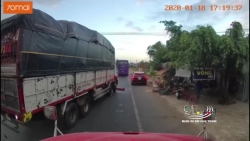 video mercedes hung ho phong ra giua nga tu gay tai nan ron nguoi cho 3 o to