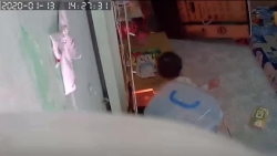 video thot tim em be chay ra duong bi xe may dam trung khien nguoi me ta hoa