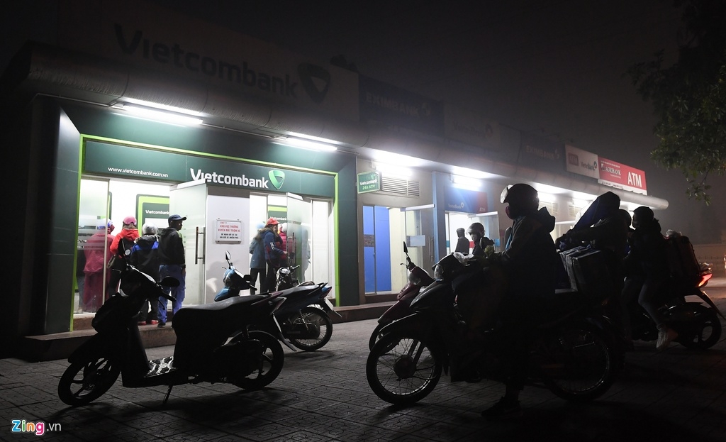 hang loat cay atm that thu vi dong nguoi keo toi rut tien ve que an tet