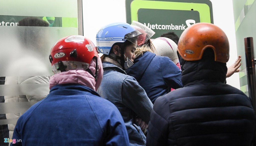 hang loat cay atm that thu vi dong nguoi keo toi rut tien ve que an tet