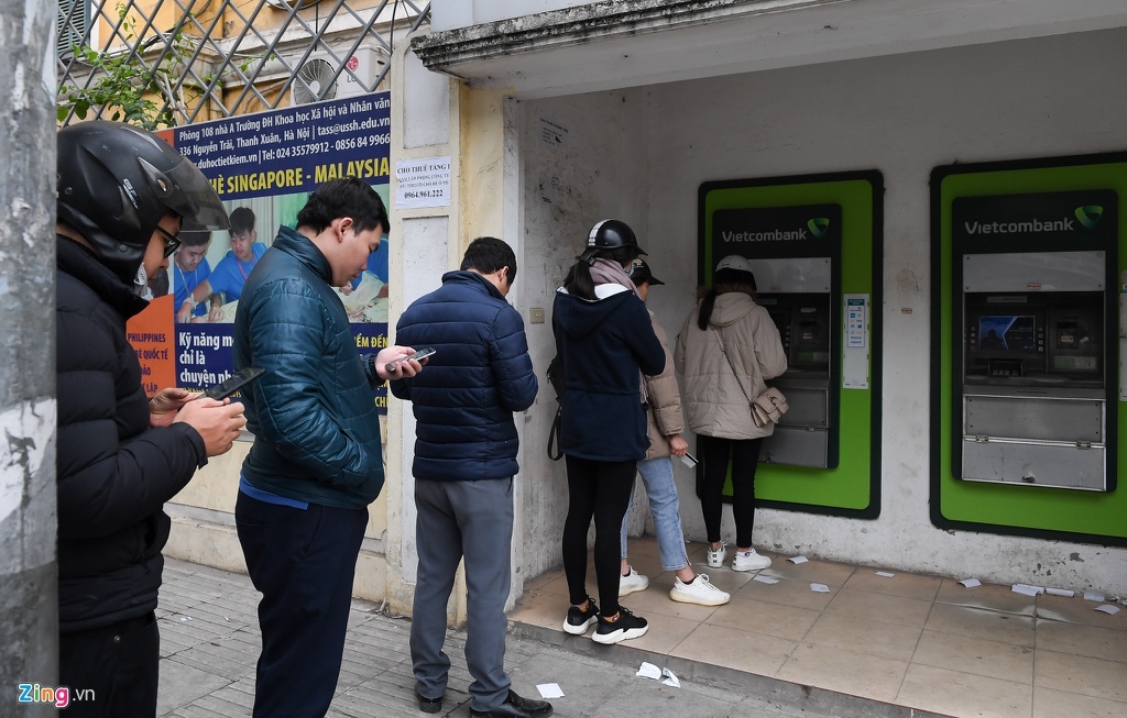 hang loat cay atm that thu vi dong nguoi keo toi rut tien ve que an tet