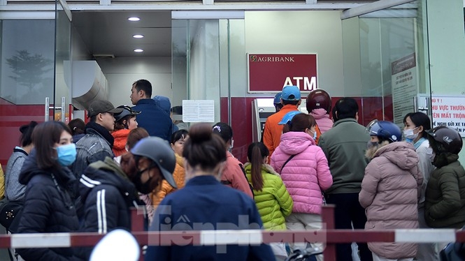 hang loat cay atm that thu vi dong nguoi keo toi rut tien ve que an tet