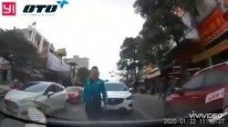 video dang cho con nho hai vo chong van khong quen trom xe may