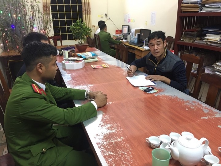 tu cat vao tay gia vo bao cong an bi mat 28 trieu dong vi khong co tien dem ve cho vo