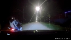 video hai o to roi den pha phong nguoc chieu xe gio tren cao toc hn lao cai bi canh sat truy tim