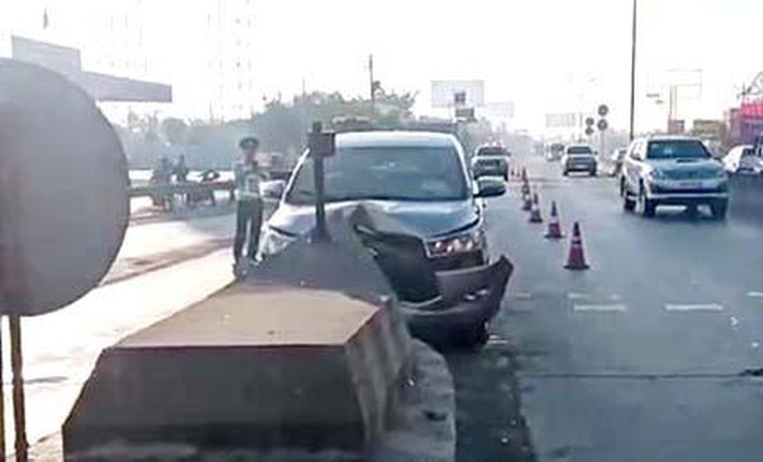 o to 7 cho phong xe gio dam vao tram thu phi khien dau xe suyt che doi