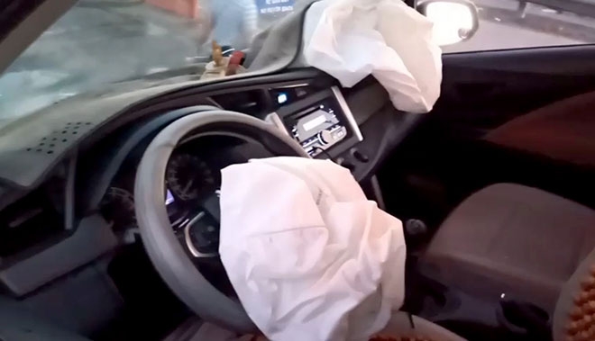 o to 7 cho phong xe gio dam vao tram thu phi khien dau xe suyt che doi