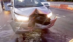 video nu nhan vien gap tai nan ron nguoi sau khi quen rut voi xang ra khoi binh o to