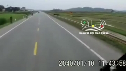 video ca nha loay hoay dap lua binh gas mini chay trong khi chuan bi nau lau