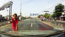 video ca nha loay hoay dap lua binh gas mini chay trong khi chuan bi nau lau
