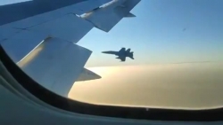 video tiem kich f 18 ho tong boeing 767 bi gay cang khi cho 128 hanh khach