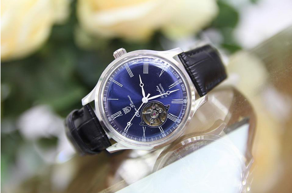 69 mau dong ho nam day da sieu dep don xuan 2020