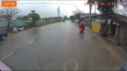 video nguoi phu nu lao dao giua troi mua khien o to suyt cuon vao gam
