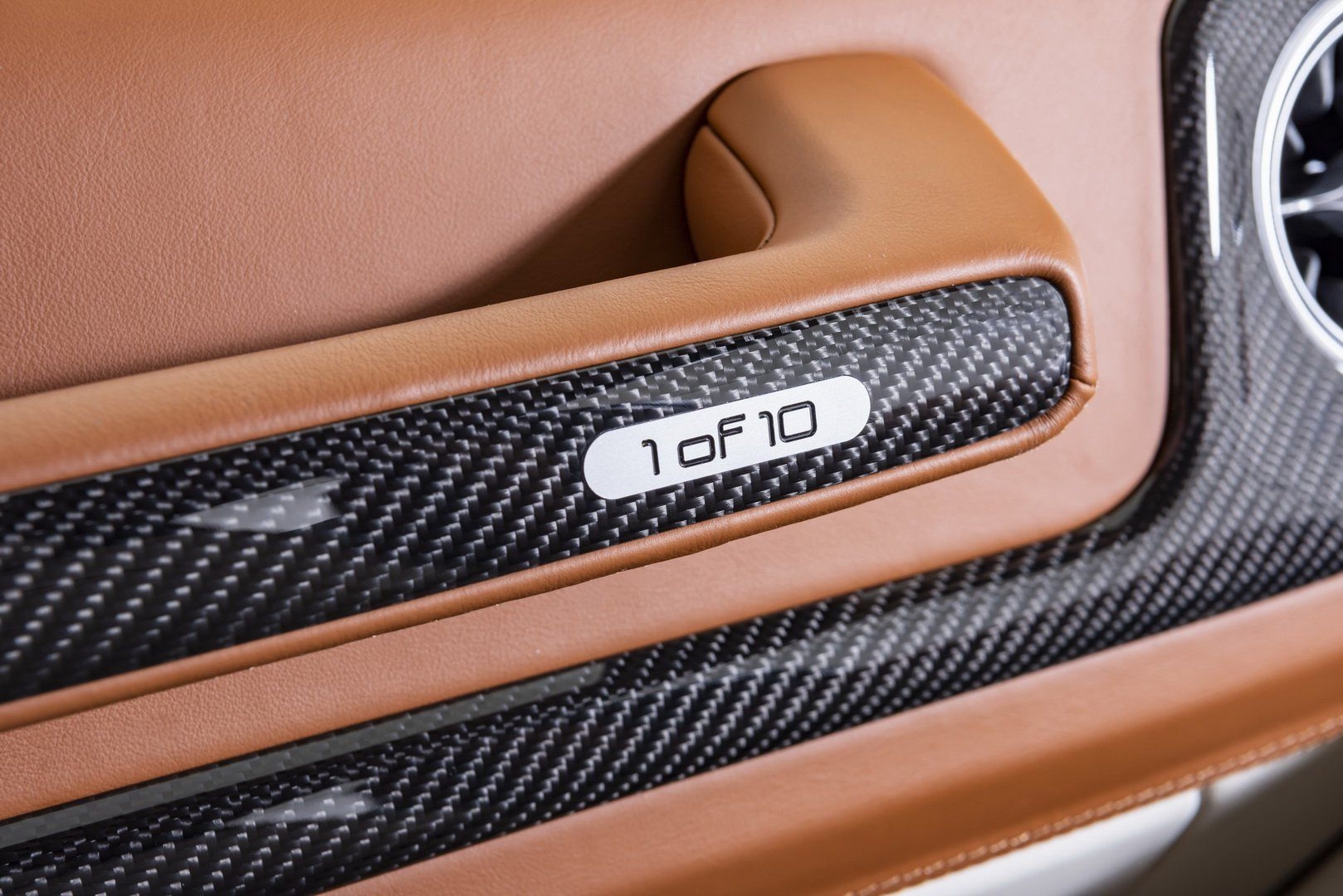 Soi chiếc xe "siêu hiếm" C.Ronaldo vừa được tặng sinh nhật soi chiec xe ca the gioi chi co 10 cai cronaldo vua duoc tang sinh nhat