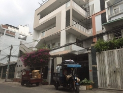 video nguoi phu nu bi ga dan ong dam da dap dau trong thang may giua sai gon