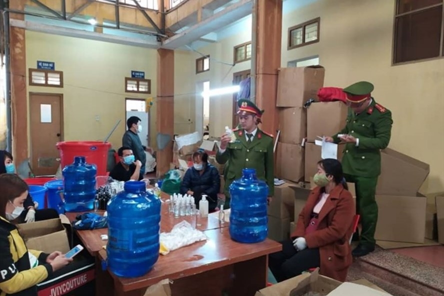 Nam thanh niên TQ gom lô khẩu trang "khủng" và cơ sở sản xuất nước rửa tay giả bị xử lý nam thanh nien tq gom lo khau trang khung va co so san xuat nuoc rua tay gia bi xu ly