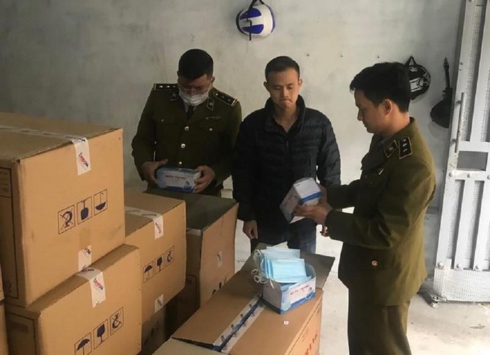 Nam thanh niên TQ gom lô khẩu trang "khủng" và cơ sở sản xuất nước rửa tay giả bị xử lý nam thanh nien tq gom lo khau trang khung va co so san xuat nuoc rua tay gia bi xu ly