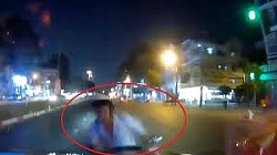 Video: Hãi hùng xe máy tự lao thẳng vào đầu ô tô, người lái đập mặt vào nắp capo