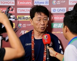 con phuong deo khau trang cung dong doi co mat tai lao