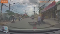 video ten trom be khoa xe may trong 3 giay roi tau thoat giua pho sai gon