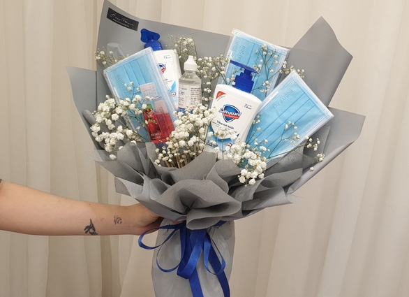 Hoa, quà Valentine độc đáo làm từ khẩu trang, cồn và nước rửa tay giữa dịch virus Corona