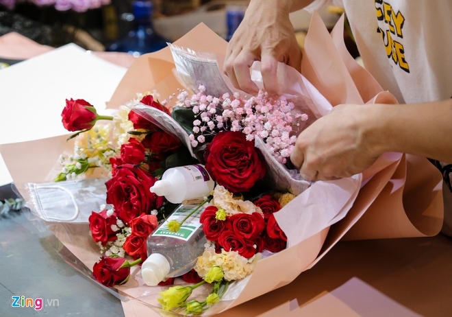 bo hoa tang valentine doc dao duoc lam tu khau trang con va nuoc rua tay giua dich virus corona
